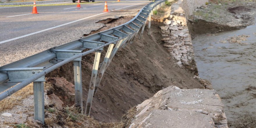 Antalya’da Heyelan Sebebiyle Yol Çöktü