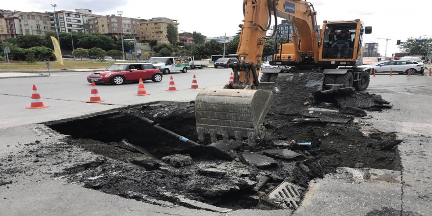 Kağıthane’de Yol Çöktü