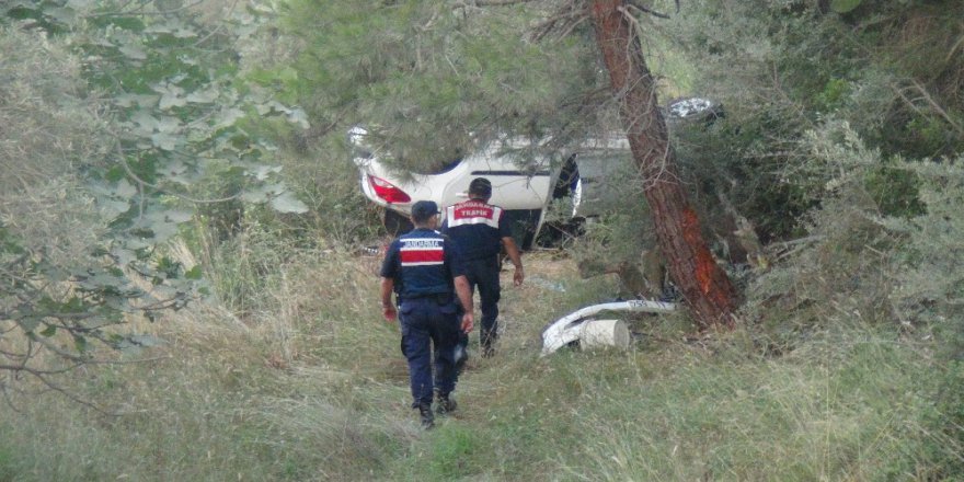 Antalya’da Otomobil Şarampole Yuvarlandı: 3 Yaralı