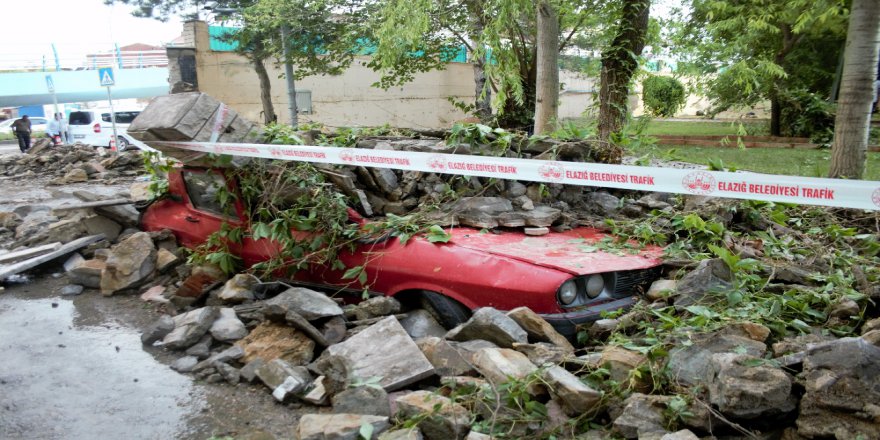 Kuvvetli Yağış İstinat Duvarını Yıktı, 7 Araç Zarar Gördü
