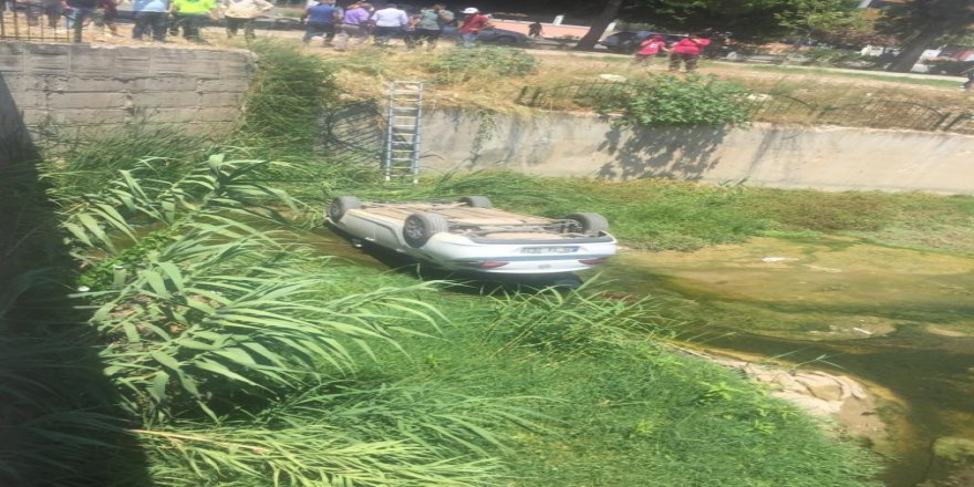 Antalya’da Kontrolden Çıkan Otomobil Dereye Uçtu: 1 Yaralı