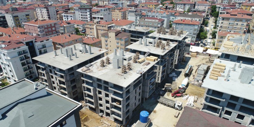 Yıkılan Binaların Yerine Yeni Yapılan Binaların Çatıları Yapılmaya Başlandı