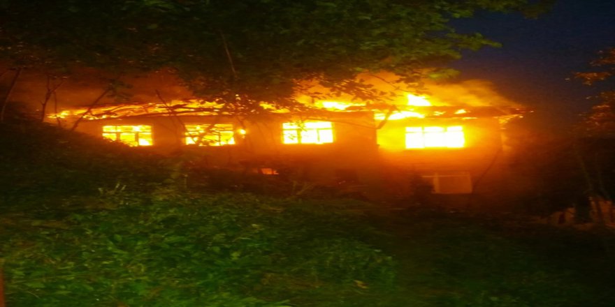 Çatı Yangını Evi Kül Etti