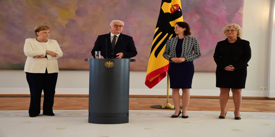 Merkel Yine Titrerken Görüntülendi