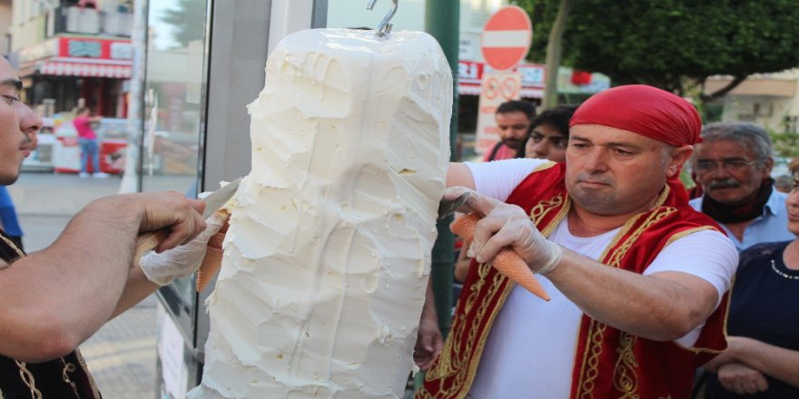 Antalya’da Sıcak Havada Ücretsiz Dondurma İzdihamı