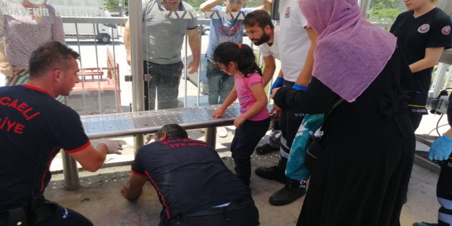 Banka Parmağı Sıkışan Çocuğu İtfaiye Kurtardı