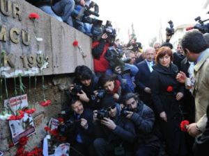 Kılıçdaroğ'lu Uğur Mumcu'ya Karanfil Bıraktı