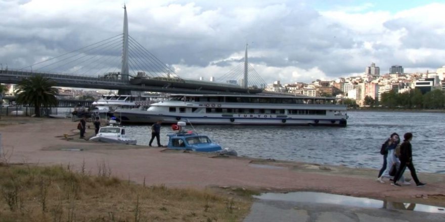 istanbul'da HaliÃ§ Metro KÃ¶prÃ¼sÃ¼'nden denize atlayan 21 yaÅÄ±ndaki genÃ§ kÄ±z, peÅinden atlayan bir genÃ§ tarafÄ±ndan kurtarÄ±ldÄ±. 2 genÃ§ saÄlÄ±k ekiplerince hastaneye kaldÄ±rÄ±ldÄ±. ile ilgili gÃ¶rsel sonucu