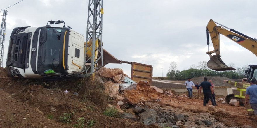 Devrilen Kamyondan Dökülen Kayaların Altında Kalan Sürücü Öldü