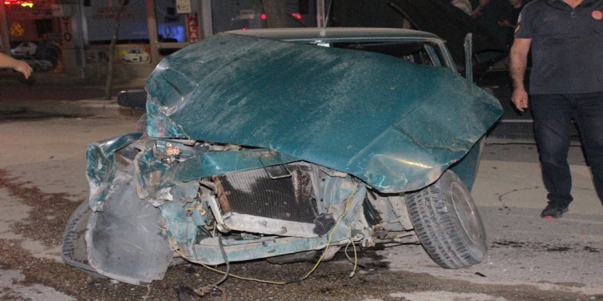 Otomobil Önce Refüje Sonra 4 Araca Çarptı: 2 Yaralı
