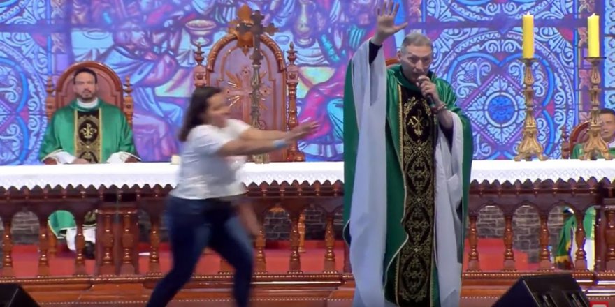 "Şişman Kadınlar Cennete Giremez" Diyen Papazı Sahneden Attı