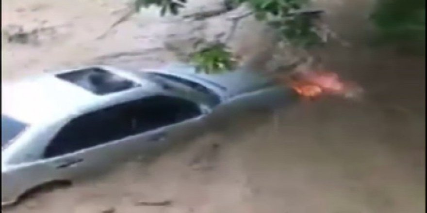 Lüks Otomobilin Sel Sularında Sürüklendiği Anlar Kamerada