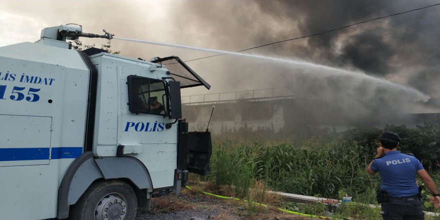 Mağaza Yangınını Söndürme Çalışmasına Toma’lar Da Destek Verdi