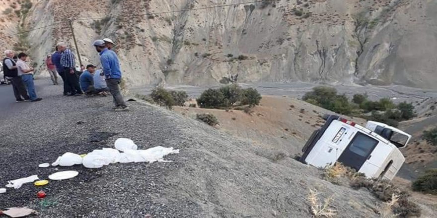 Minibüs Şarampole Yuvarlandı: 10 Yaralı