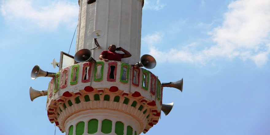 Telefon Görüşmesi İçin Minareye Çıkıyorlar