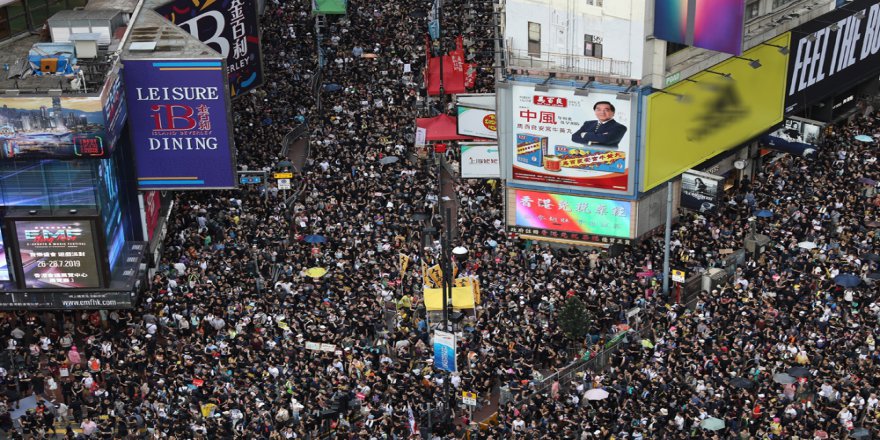 Hong Kong’da Binlerce Kişi Yeniden Sokaklarda