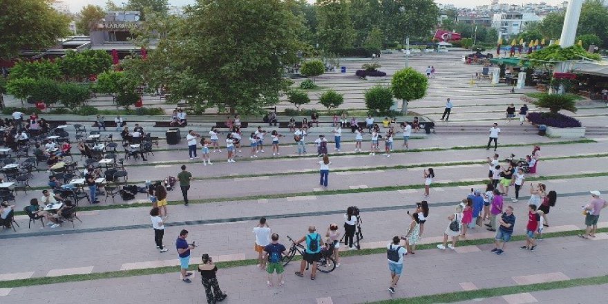 Konyaaltı Belediyesi Oda Orkestrasından Flash Mob