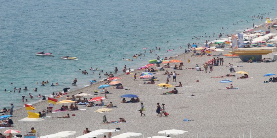 Antalya'da Denize Girer Girmez Boğuldu