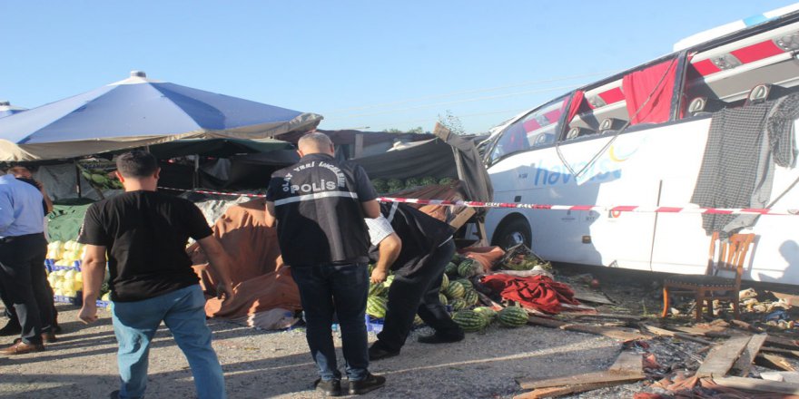 Istanbul Havalimanı Yolcu Servisi Kaza Yaptı : 1 Ölü, 8 Yaralı