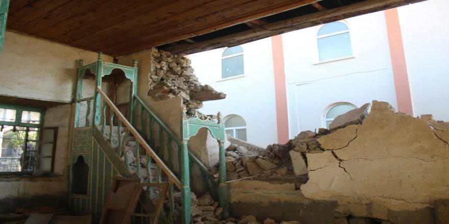 Denizli Depreminde 88 Yıllık Cami Yıkıldı
