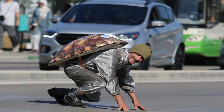 Kaplumbağa Kostümüyle Trafikte ’Önce Yaya’ Dedi