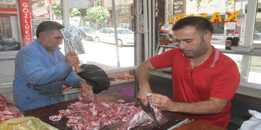 Elazığ’da Kasapların Kıyma Mesaisi
