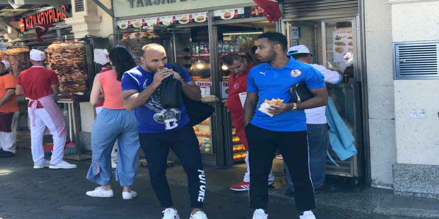Liverpool Ve Chealsea Taraftarları Taksim’de Gezip Döner Yedi