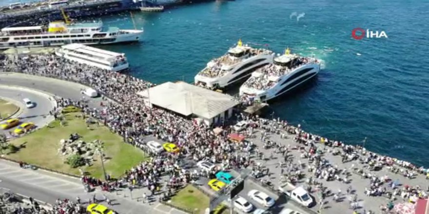 İstanbullular Eminönü İskelesi’ne Akın Etti, Yoğunluk Havadan Görüntülendi