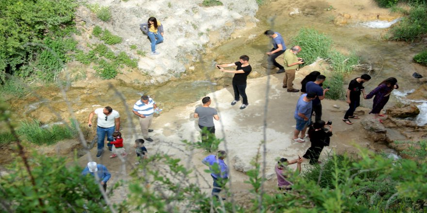 Tatilciler Serinlemek İçin Şelalelere Akın Etti