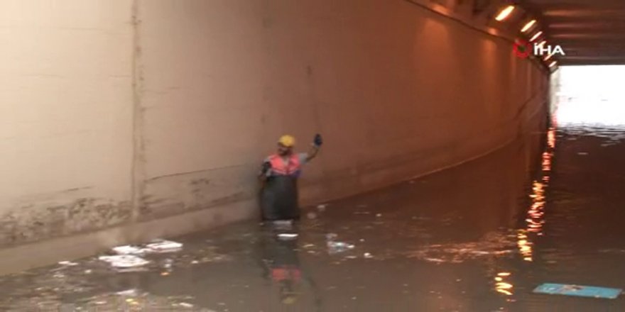 Eminönü’ndeki Alt Geçitlerdeki Suyun Tahliye Çalışmaları Sürüyor