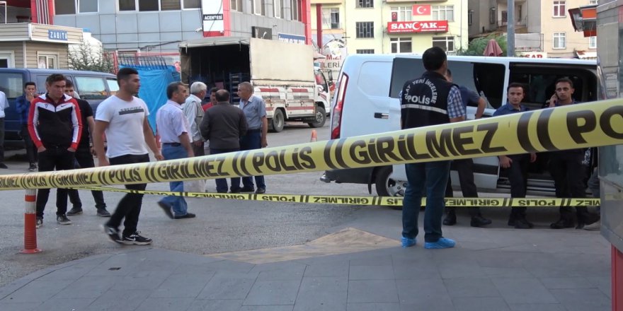 Eski Eşini Kızının Gözü Önünde Bıçaklayarak Öldürdü