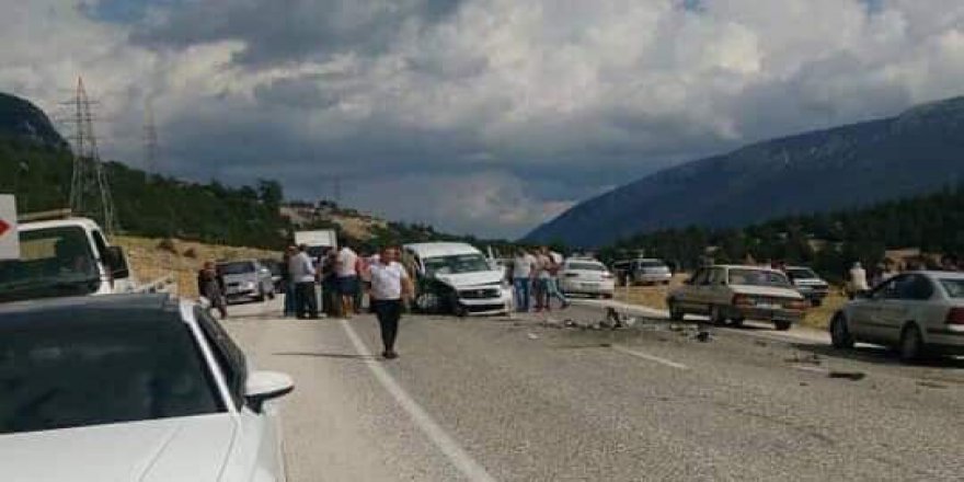 Antalya’da İki Araç Kafa Kafaya Çarpıştı: 6 Yaralı