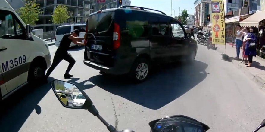 Bozulan Aracını İten Adamın Ayağını, Minibüsün Ezdiği An Kamerada