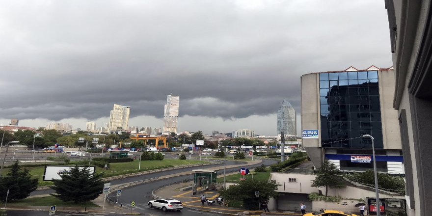 İstanbul’u Kara Bulutlar Sardı