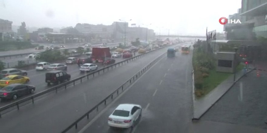 Yoğun Yağış E-5 ’İ Felç Etti