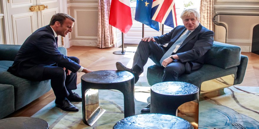 İngiltere’nin Yeni Başbakanı Johnson’dan Dikkat Çeken Rahatlık
