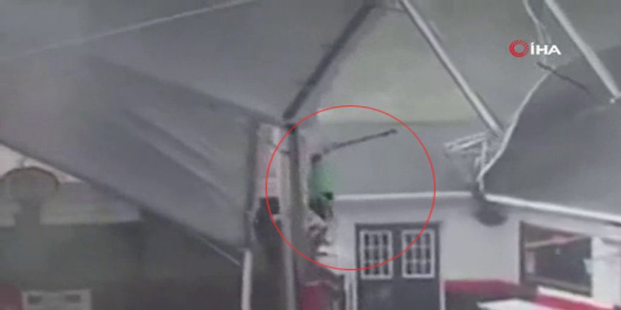 Tenteye Tutunan Genç Çatıya Kadar Uçtu