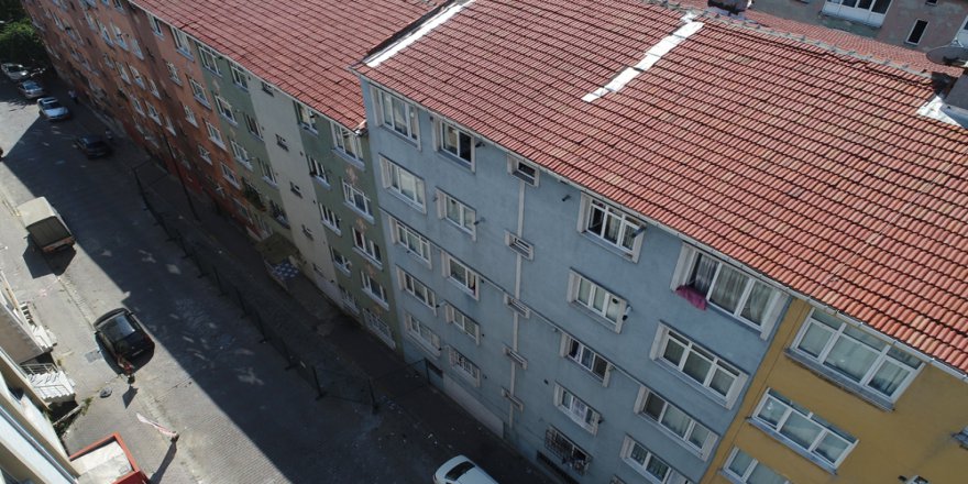 Bağcılar’da Yıkılma Tehlikesiyle Boşaltılan Bina Havadan Görüntülendi
