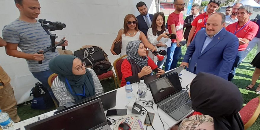 Bakan Varank Genç Hackathon Yarışmacılarını Ziyaret Etti