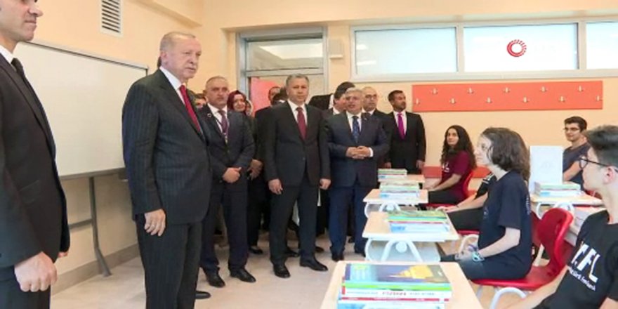 Cumhurbaşkanı Erdoğan, Atatürk Fen Lisesinde Öğrencilerle Bir Araya Geldi