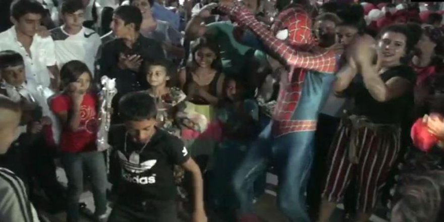 Balıkesir’de Romanlar Çaldı "Örümcek Adam" Oynadı