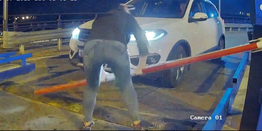 Ücretli Olduğunu Sandıkları Otoparkın Bariyerini Kırdılar
