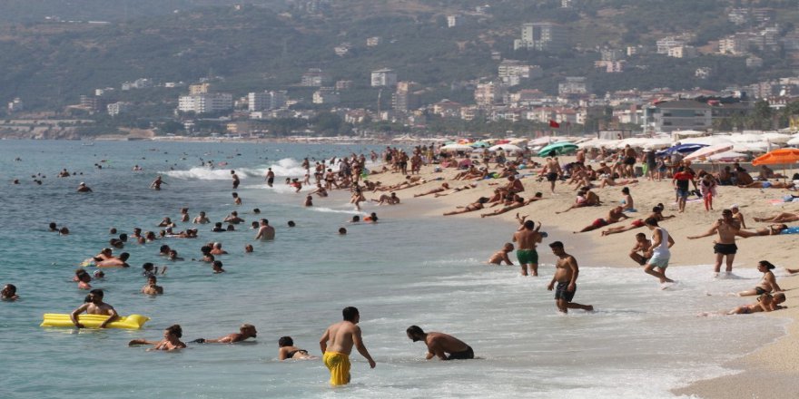 Alanya’da Plajlar Tıklım Tıklım