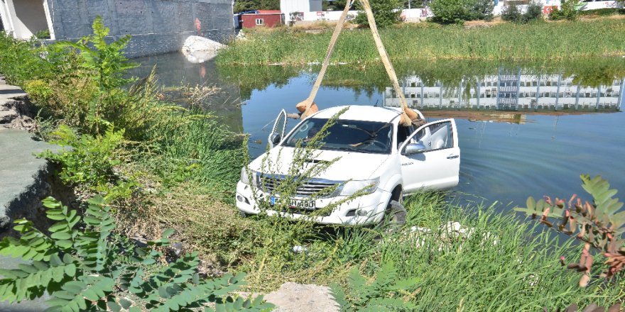 El Freni Çekilmeyen Kamyonet İnşaat Çukurundaki Göle Düştü