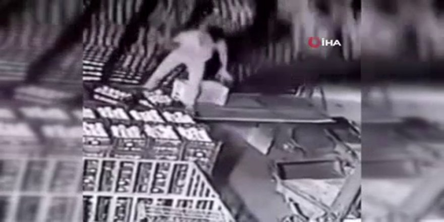 Onlarca Şeftali Kasasının Altında Kaldı: O Anlar Kamerada