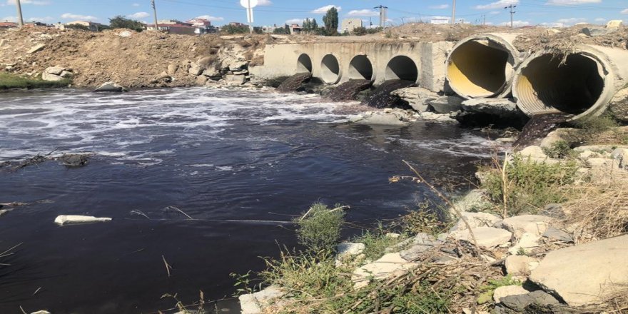 Çorlu Deresi Simsiyah Akmaya Devam Ediyor