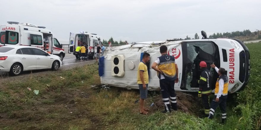 Hasta Nakli Yapan Ambulans Devrildi: 5 Yaralı