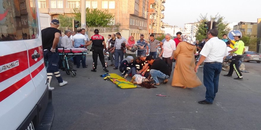 Kırmızı Işık İhlali Yapan Otomobil, Motosikletlere Çarptı: 4 Yaralı