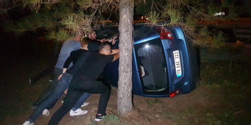 Yoldan Çıkan Otomobil Takla Atarak Ağaçlara Takıldı