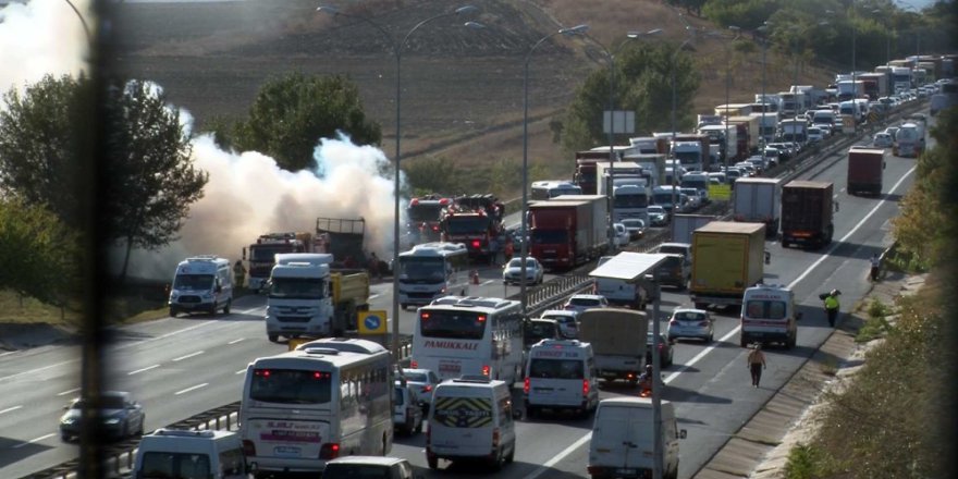 Tem’de Alev Alev Yanan Tır Trafiği Kilitledi